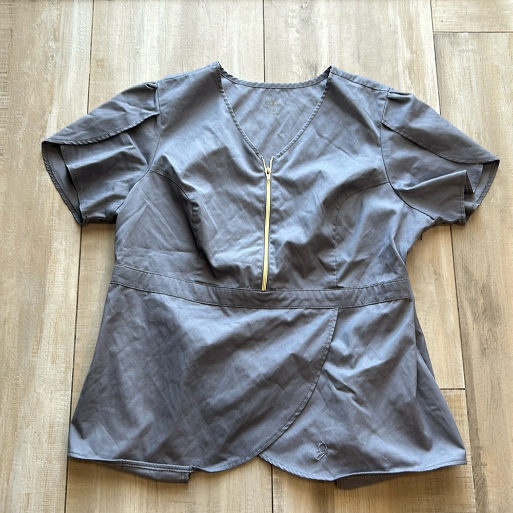 1x Jaanuu scrub top
